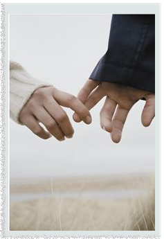 couple-holding-hands-frame